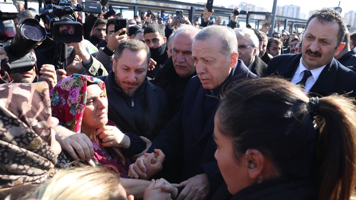 Erdogan vyhlásil výjimečný stav. Je to kvůli rabování a únosům